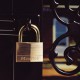 Cadenas Master Lock 130EURD sur verrou de porte