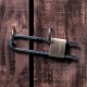 Cadenas Master Lock 1950EURD sur porte en bois