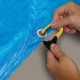 Tendeur Master Lock Tarp-Lock™ 3028EURDAT sur bâche de piscine