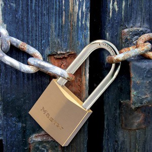 Cadenas Master Lock 2940EURDLH sur porte en bois